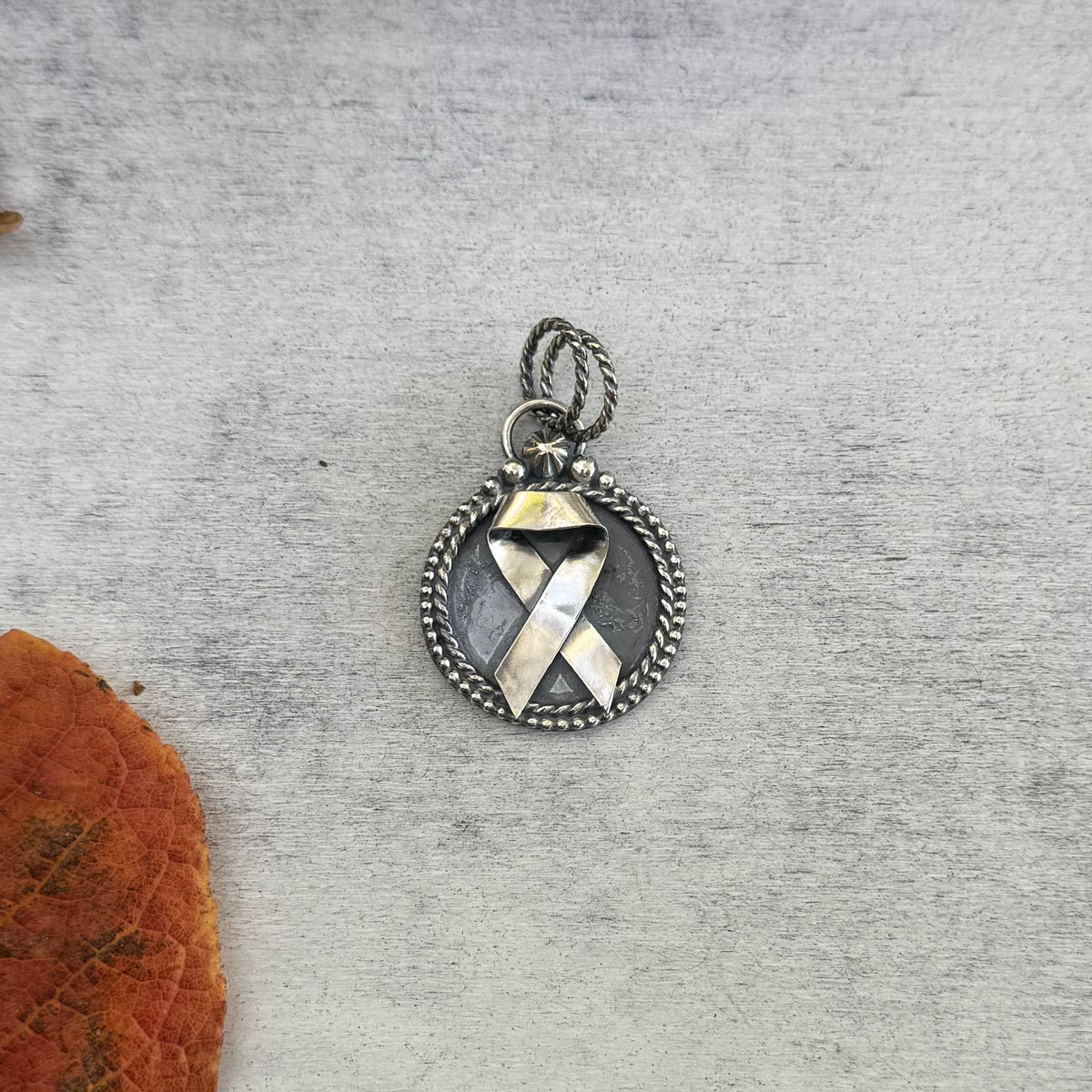 All silver large ribbon pendant